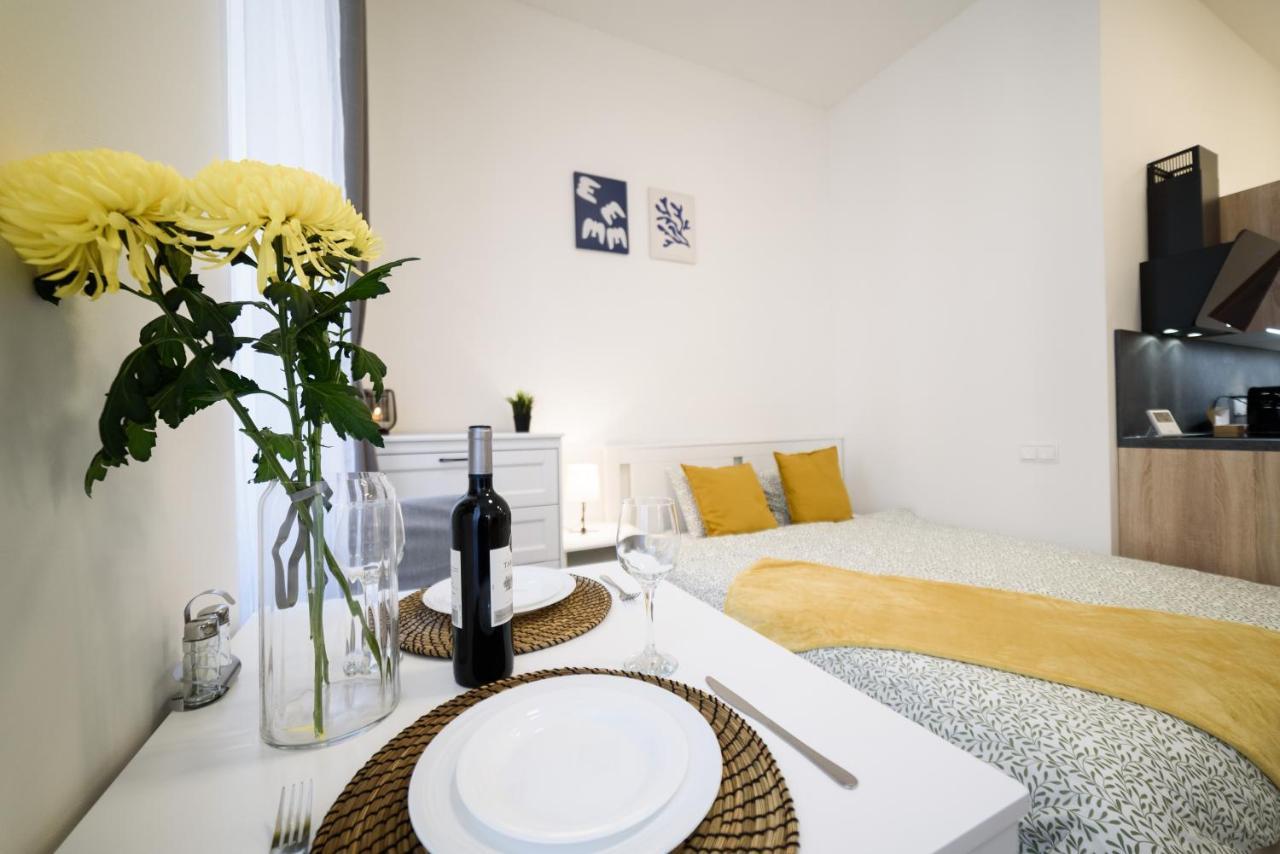 New Apartments Near Dancing House Prague Exterior photo