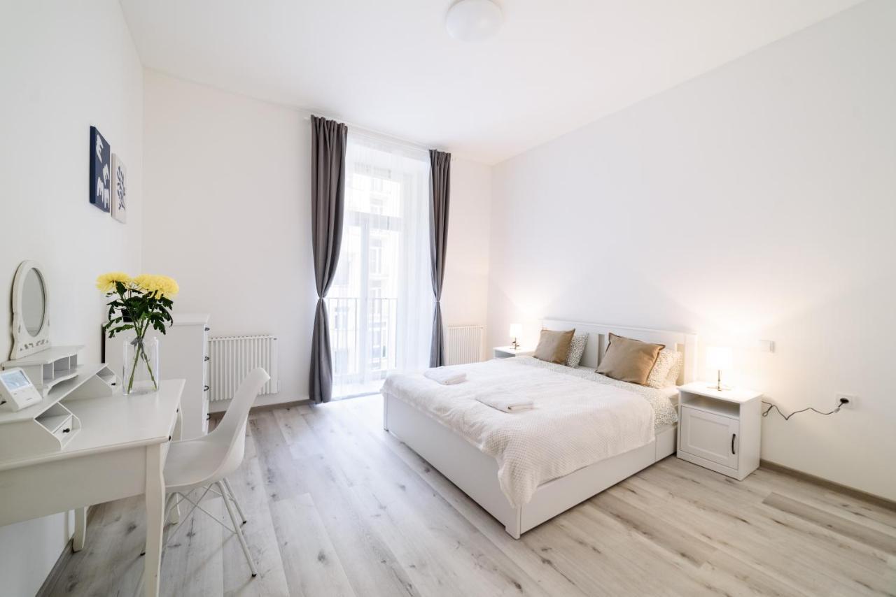 New Apartments Near Dancing House Prague Exterior photo